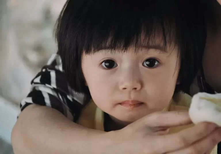 Anak balita Asia sedang makan, menyimbolkan ahli waris yang perlu dilindungi hak-haknya atas aset keluarga.